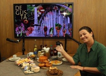 A mesa com produtos mineiros fez Angélica Salvador se lembrar da infância, ao lado da avó cozinhando no fogão a lenha -  (crédito: Jair Amaral/EM/D.A Press)