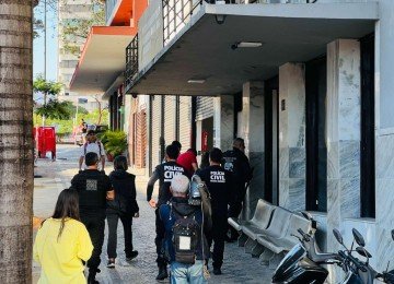 117 suspeitos presos em Minas durante o Dia D da Operação Amparo nesta sexta | Na foto um homem sendo levado para a Delegacia de Plantão Especializada em Atendimento à Mulher, Criança, Adolescente e Vítimas de Intolerâncias (DEPAM) em Belo Horizonte -  (crédito: Edésio Ferreira/EM/D.A.Press)