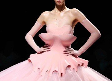 O problema é que roupas não são apenas produtos. Elas também comunicam quem é considerado parte do público de uma marca -  (crédito: Behrouz MEHRI / AFP)