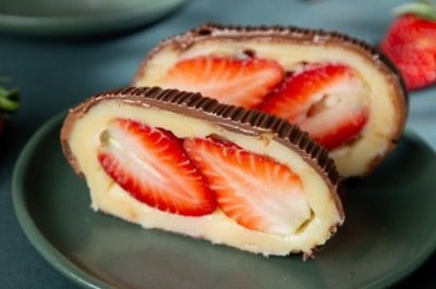 Com duas frutas, o bombonzão de morango é um dos itens de sucesso na Márcio Brito Confeitaria  -  (crédito: Letícia Durval/Divulgação )
