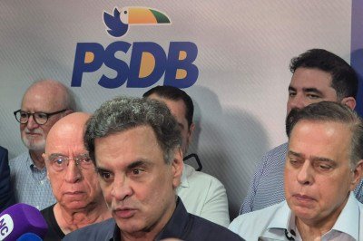 Aécio Neves (PSDB) em coletiva de imprensa nesta sexta-feira (28/8) -  (crédito: Jair Amaral/EM/D.A. Press)