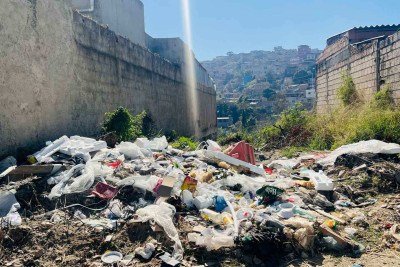 Montanha de risco - lixo acumulado em lotes vagos é uma ameaça para que novo surto de dengue ocorra emBH -  (crédito: Edésio Ferreira/EM/D.A.Press)