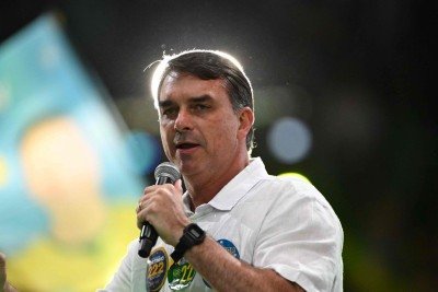 Campanha de PT para o início das eleições resgata relação entre Flávio Bolsonaro e Daniel Vorcaro -  (crédito: Mauro Pimentel/AFP)