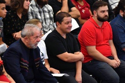 Candidato à Presidência pelo PL disse que Lula e Lulinha (meio) 'não precisam nem de teste de DNA' -  (crédito: Nelson Almeida/AFP)