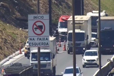 Uma faixa da via foi bloqueada -  (crédito: Reprodução/BHTrans)