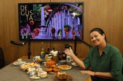A mesa com produtos mineiros fez Angélica Salvador se lembrar da infância, ao lado da avó cozinhando no fogão a lenha -  (crédito: Jair Amaral/EM/D.A Press)