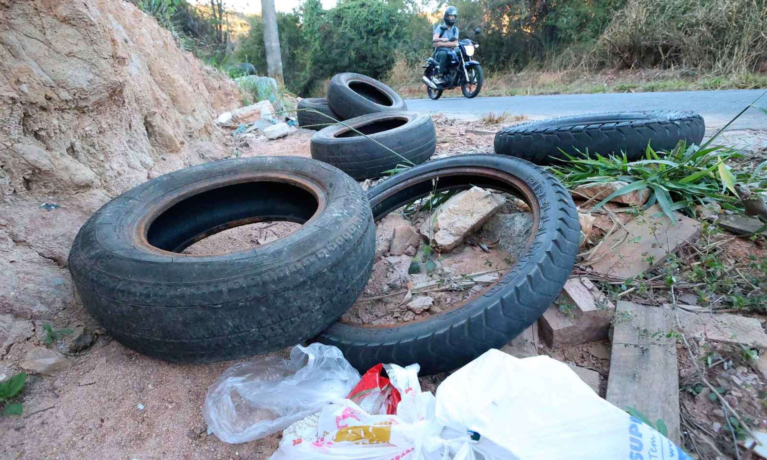 Convite ao aedes - descarte irregular &agrave; beira do asfalto no Bairro Para&iacute;so, em BH: inserv&iacute;veis para os humanos s&atilde;o vida para o mosquito em tempo de chuva e calor