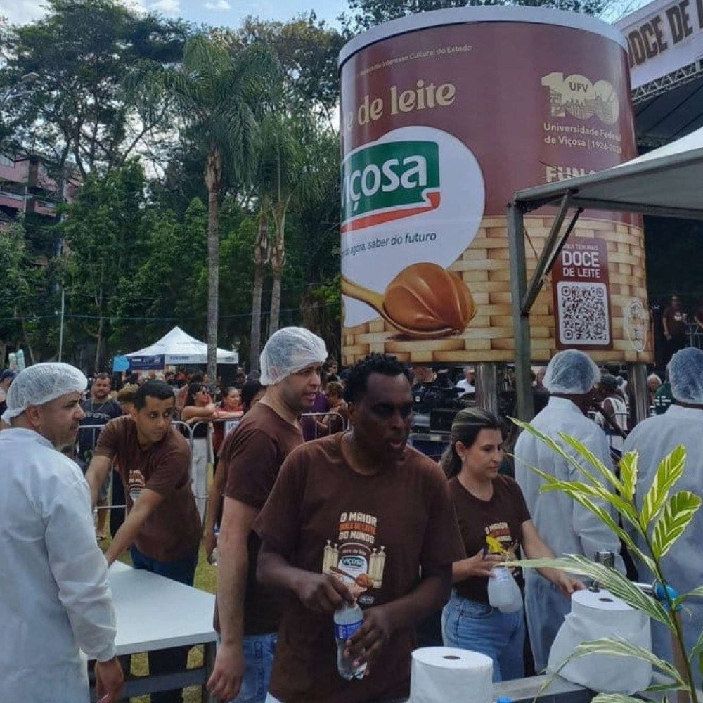 Viçosa atrai multidão para comer o maior doce de leite do Brasil