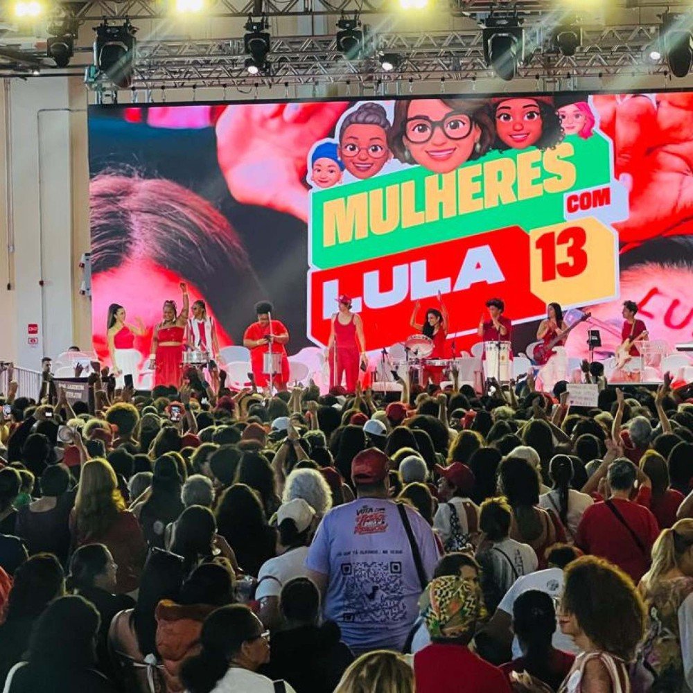 Ato feminino recebe Lula pela segunda vez em BH