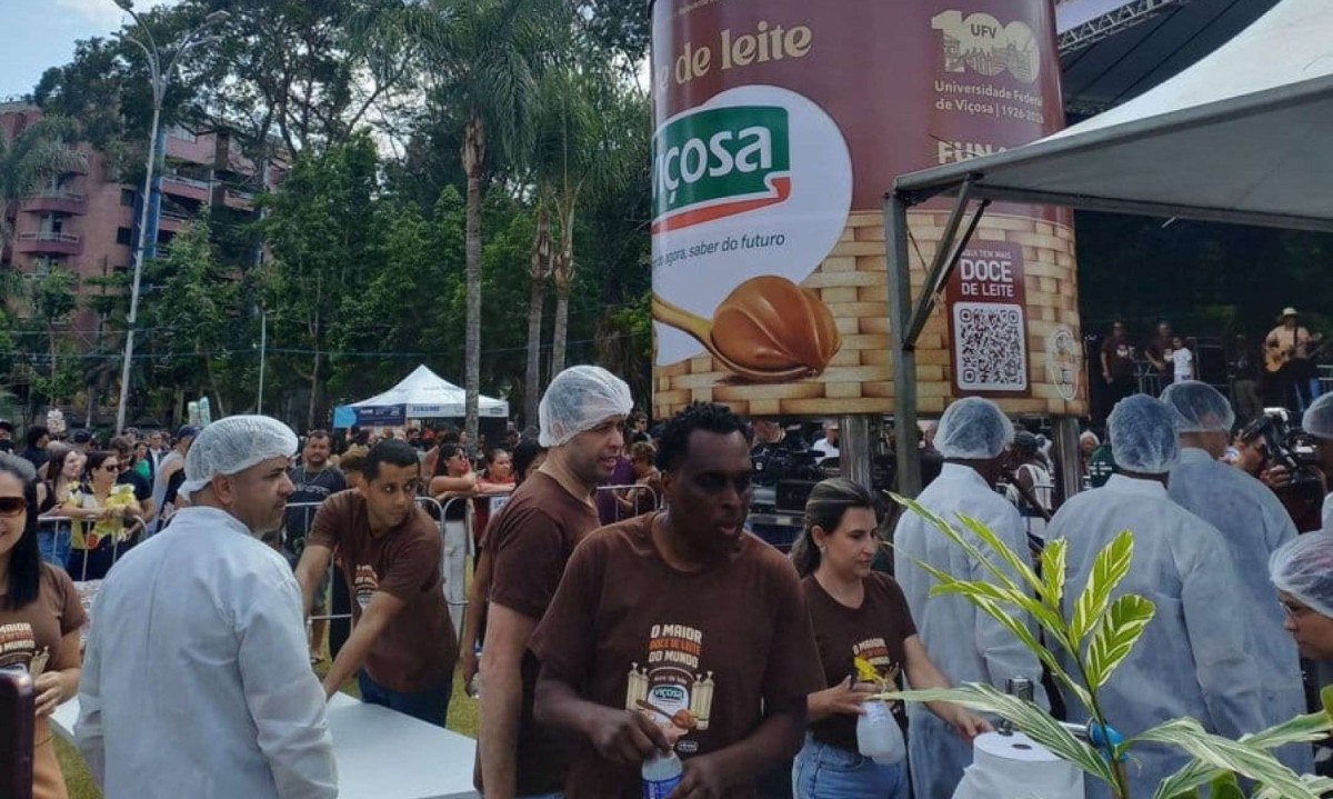 Para chegar às 3,4 toneladas de doce, foram utilizados cerca de 7.500 litros de leite - (crédito: Redes sociais/Reprodução)