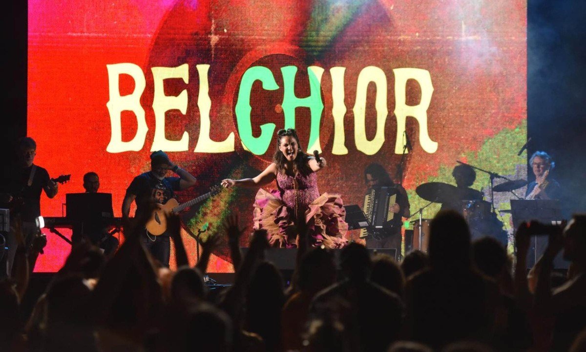 Na primeira interação com o público — que cantava junto com animação e emoção — a cantora cearense afirmou estar feliz de estar novamente na capital mineira - (crédito: Ramon Lisboa/EM/DA.Press)