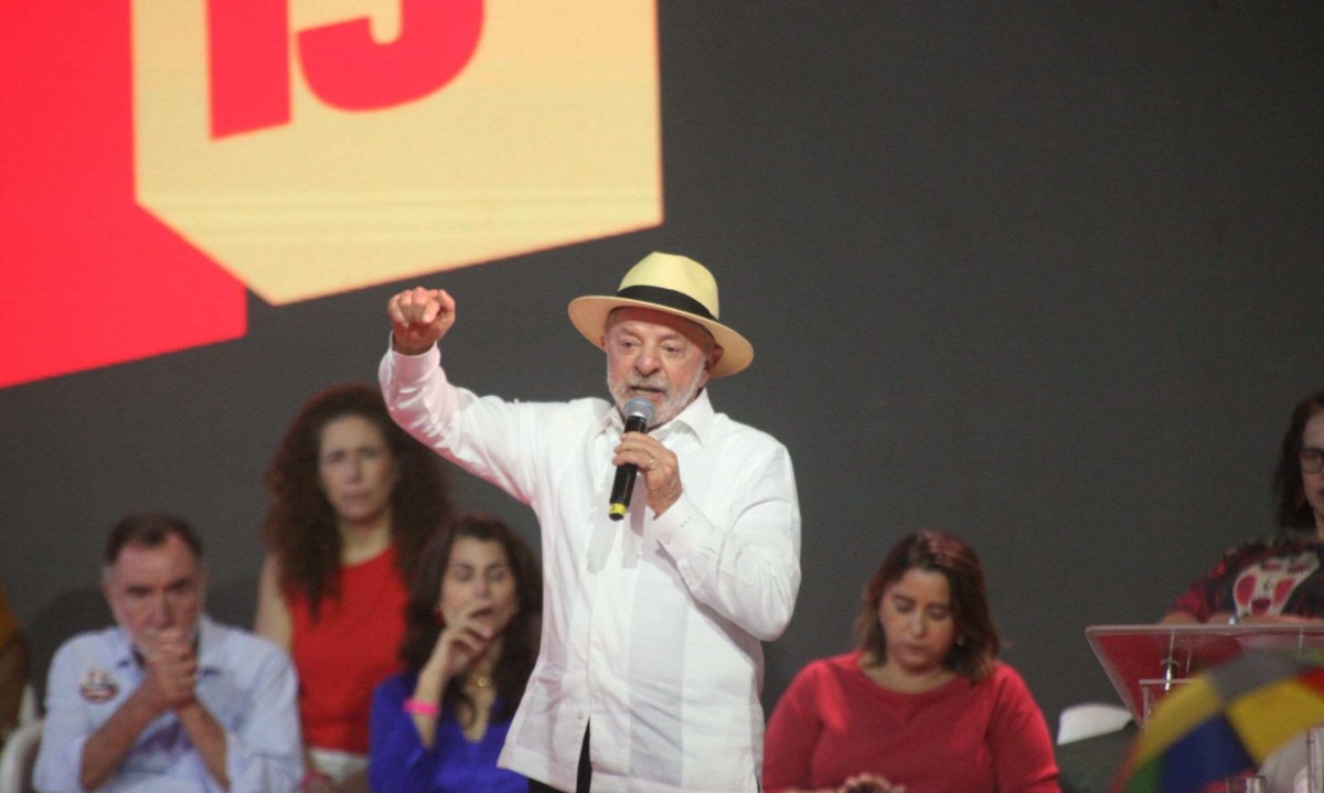 Candidato listou políticas direcionadas às mulheres nas áreas de transferência de renda, educação, saúde e enfrentamento à violência - (crédito: Edésio Ferreira/EM/D.A Press)
