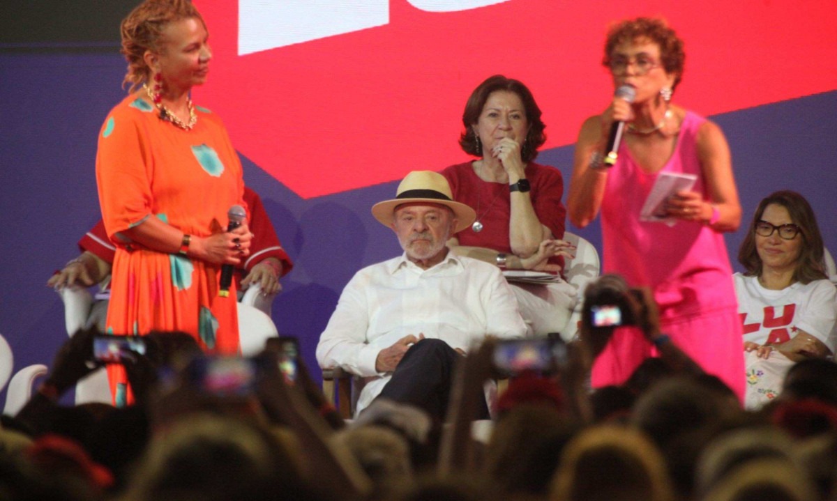 Ato de Lula em BH contou com as candidatas ao senado Áurea Carolina (PSOL) e Marília Campos (PT) - (crédito: Edésio Ferreira/EM/D.A.Press)