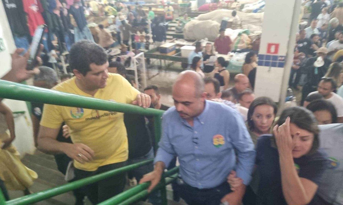 Governador Mateus Simões sobe escada junto com apoiadores em visita ao Mercado Municipal de Montes Claros - (crédito: Luiz Ribeiro/DA Press)