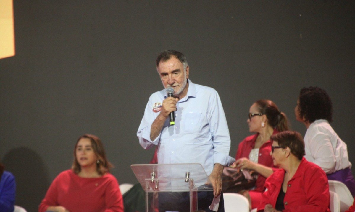 Candidato ao governo de Minas, Patrus Ananias (PT), em evento em BH com o presidente Lula neste sábado (29/8) - (crédito: Edésio Ferreira/EM/D.A.Press)