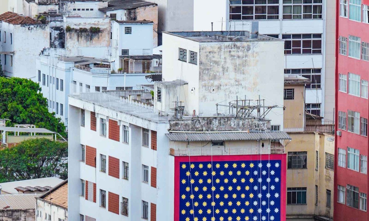 M&ocirc;nica Nador, uma das principais muralistas do pa&iacute;s, &eacute; respons&aacute;vel pela arte na empena do Edif&iacute;cio Floren&ccedil;a: autoria compartilhada com a comunidade