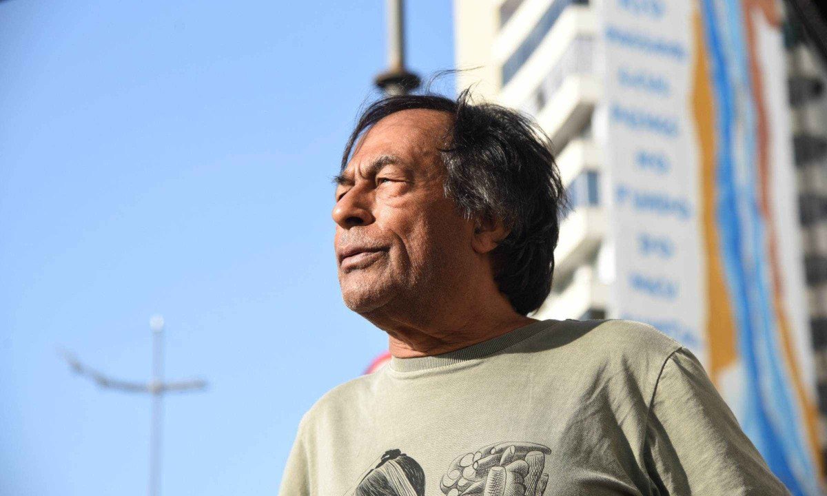 O Escritor Ailton Krenak com a empena feita a partir do desenho dele - (crédito: Gladyston Rodrigues/EM/D.A. Press)