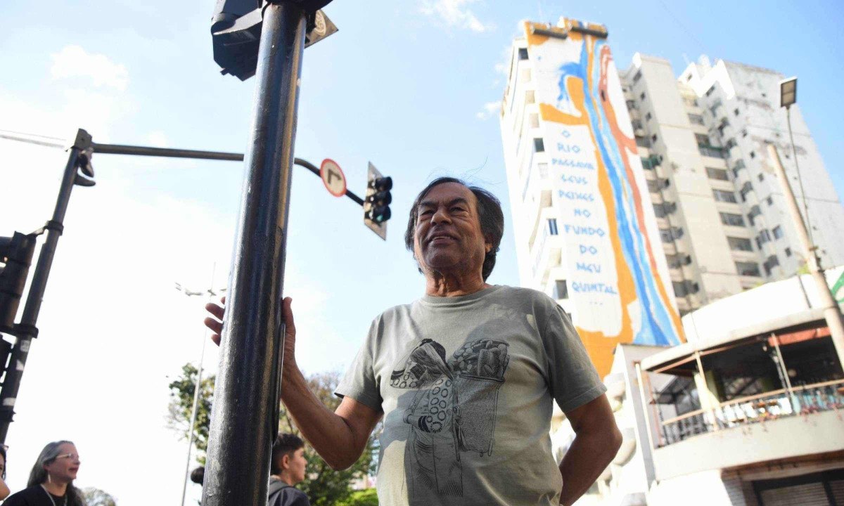 O Escritor Ailton Krenak com a empena feita a partir do desenho dele - (crédito: Gladyston Rodrigues/EM/D.A. Press. Brasil. Belo Horizonte. MG.)