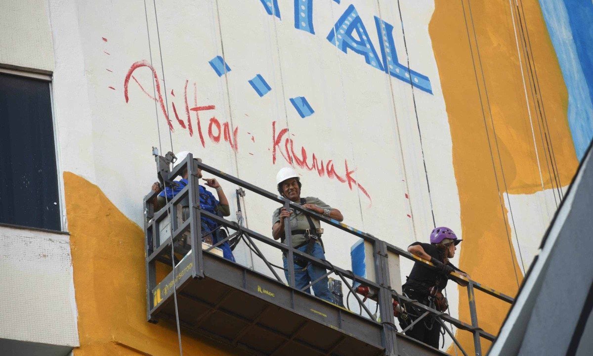 Na foto, Ailton assina a obra - (crédito: Gladyston Rodrigues/EM/D.A. Press. Brasil. Belo Horizonte. MG.)