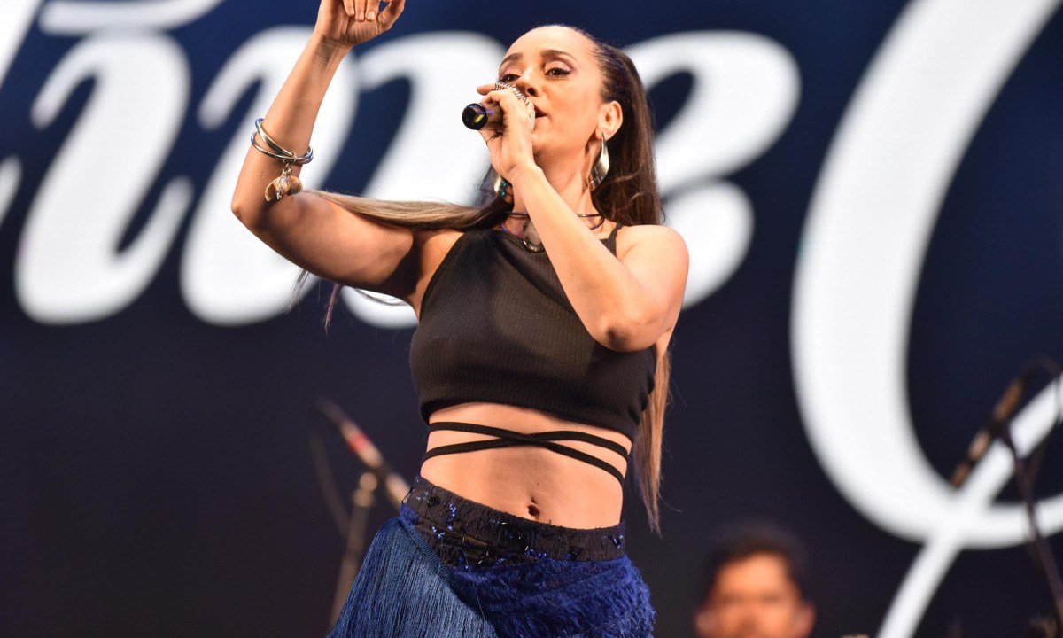 Aline Calixto homenageia Clara Nunes em show para ‘cair’ no forró