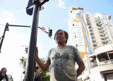 O Escritor Ailton Krenak com a empena feita a partir do desenho dele -  (crédito: Gladyston Rodrigues/EM/D.A. Press. Brasil. Belo Horizonte. MG.)