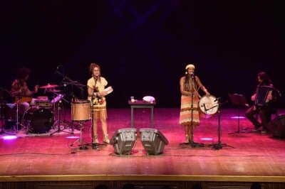 Acompanhadas dos músicos Leo Lana (bateria), da banda Malungo, e Paulinho Maravilha (acordeão), celebram a todo momento as raízes mineiras e a ancestralidad -  (crédito: Ramon Lisboa/EM/DA.Press)