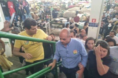 Governador Mateus Simões sobe escada junto com apoiadores em visita ao Mercado Municipal de Montes Claros -  (crédito: Luiz Ribeiro/DA Press)