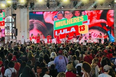 A Serraria Souza Pinto, no Centro de Belo Horizonte, já se enche de apoiadores vestidos de vermelho  -  (crédito: Edésio Ferreira/EM/D.A Press) -A Serraria Souza Pinto, no Centro de Belo Horizonte, já se enche de apoiadores vestidos de vermelho  -  (crédito: Edésio Ferreira/EM/D.A Press)