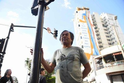 O Escritor Ailton Krenak com a empena feita a partir do desenho dele -  (crédito: Gladyston Rodrigues/EM/D.A. Press. Brasil. Belo Horizonte. MG.)