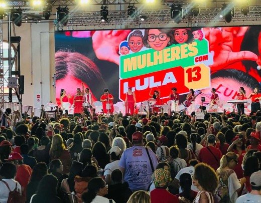 A Serraria Souza Pinto, no Centro de Belo Horizonte, já se enche de apoiadores vestidos de vermelho - (crédito: Edésio Ferreira/EM/D.A Press) A Serraria Souza Pinto, no Centro de Belo Horizonte, já se enche de apoiadores vestidos de vermelho - (crédito: Edésio Ferreira/EM/D.A Press)