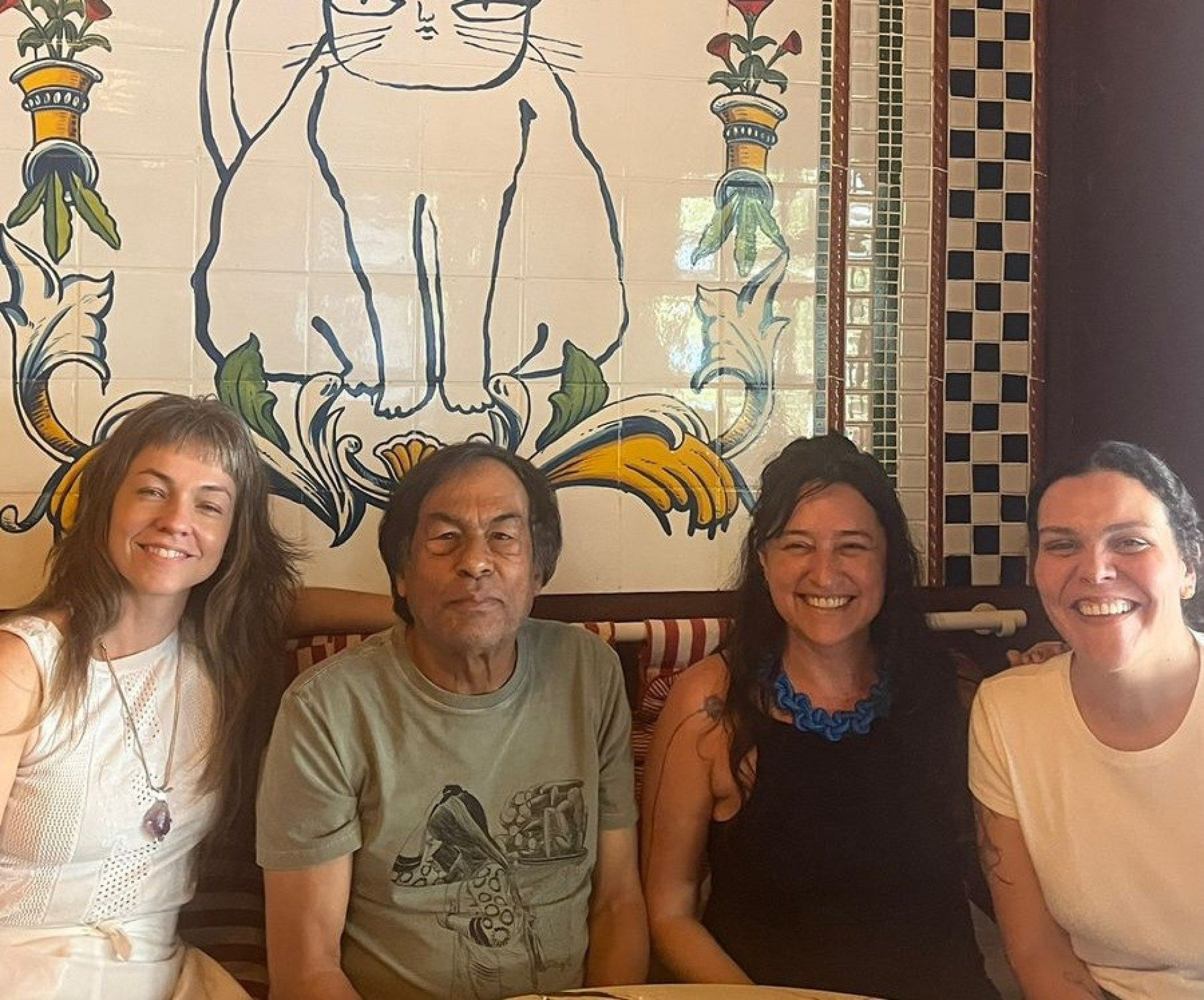 O encontro de Priscila Amoni, Ailton Krenak, Jana&iacute;na Macruz e L&iacute;via Paiva no restaurante Gata Gorda, em BH