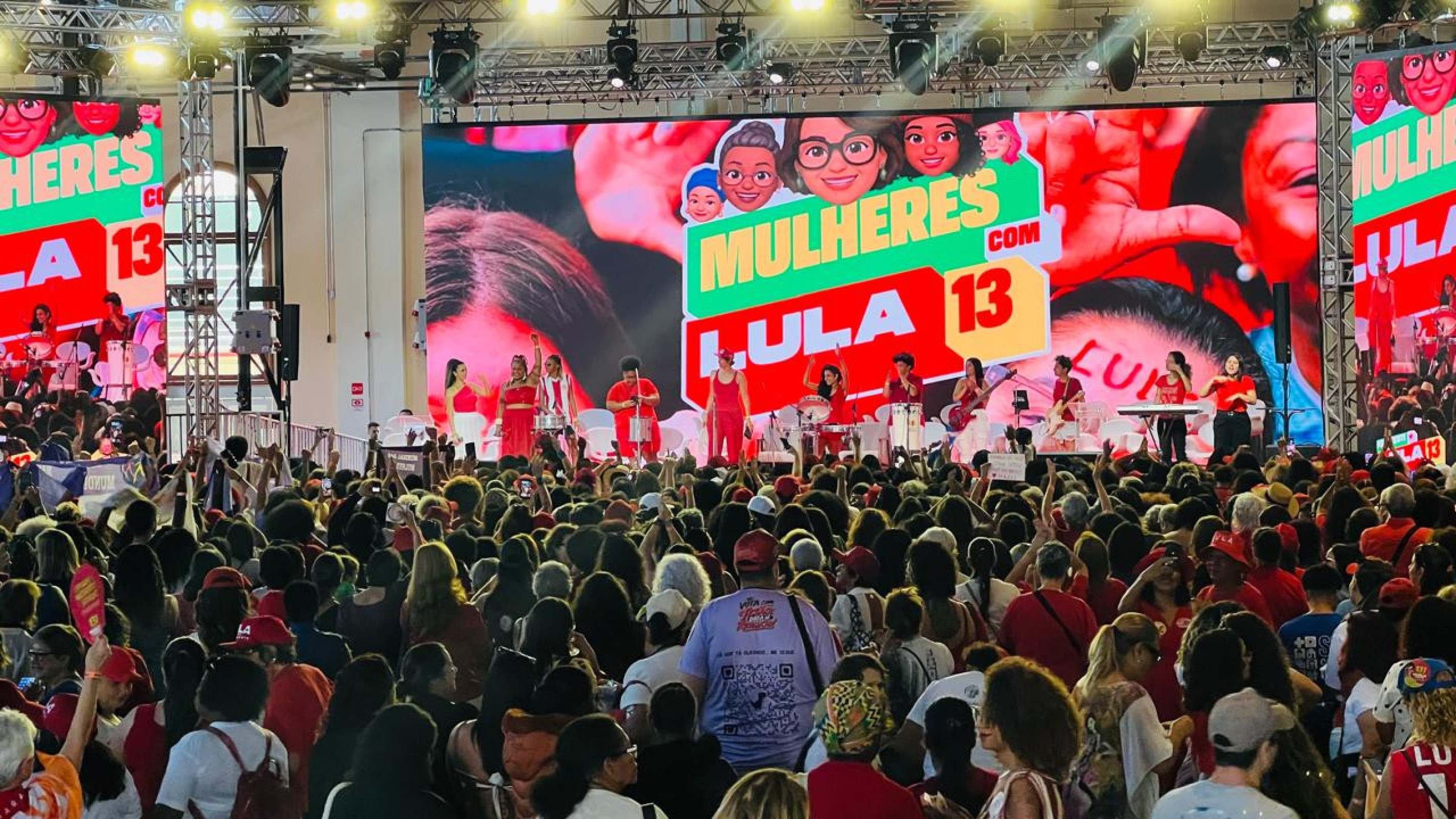 Ato feminino recebe Lula pela segunda vez em BH - QTU Questões do Universo