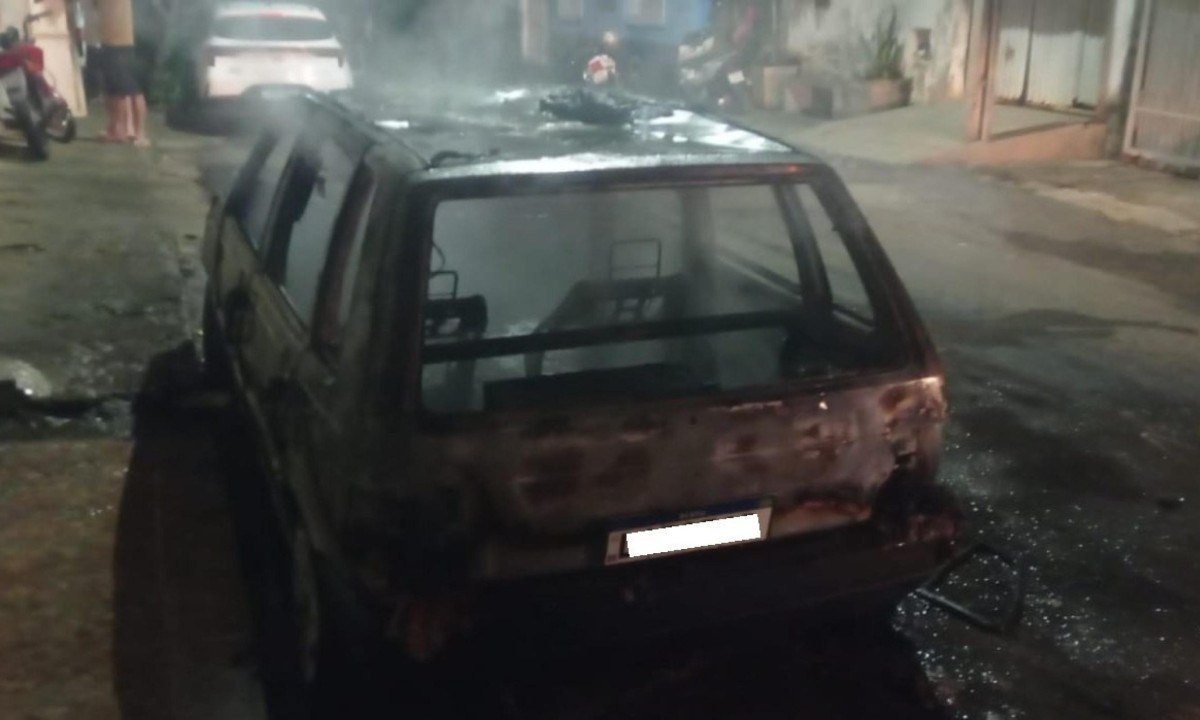 Fiat Uno foi consumido pelas chamas - (crédito: Divulgaço/CBMMG)