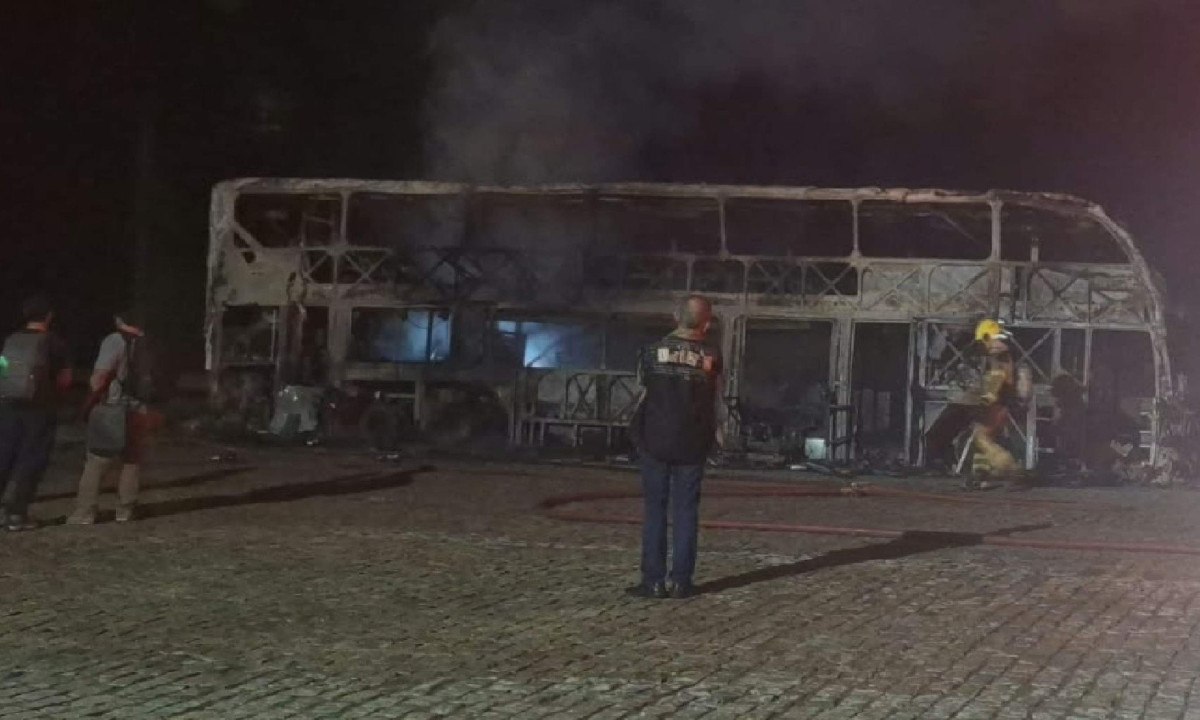 Ônibus de viagem é destruído em incêndio no Vale do Rio Doce - (crédito: Divulgação/CBMMG)