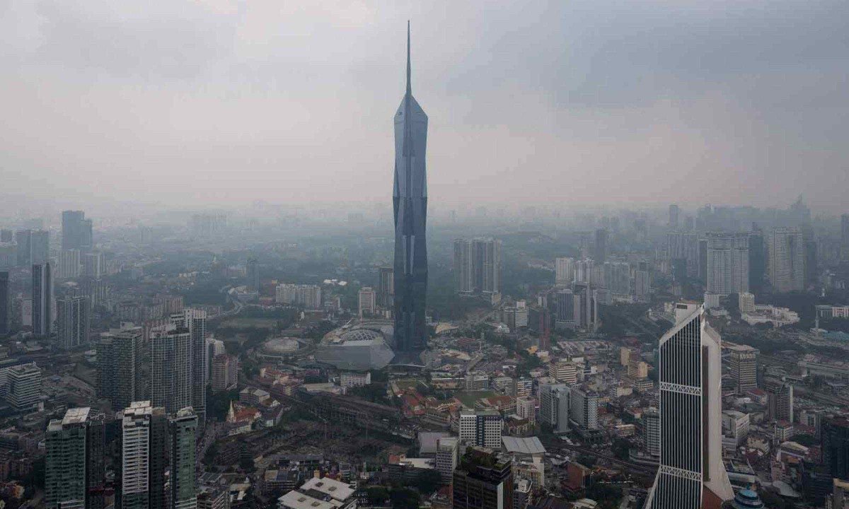 A cidade de Kuala Lumpur é o principal centro financeiro e cultural da Malásia -  (crédito: Mohd Rasfan/AFP)