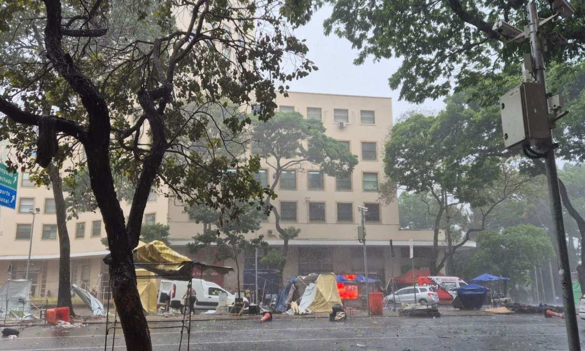 Chuva forte é registrada em BH neste domingo (30/8), chegando a derrubar barracas na Feira Hippie, no centro da capital - (crédito: Jair Amaral/EM/D.A Press)