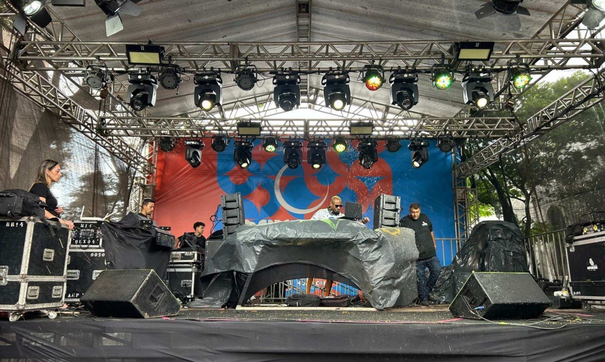 Virada Cultural é interrompida por ventos e chuva intensa
- (crédito: Pedro Naves/EM/D.A Press)