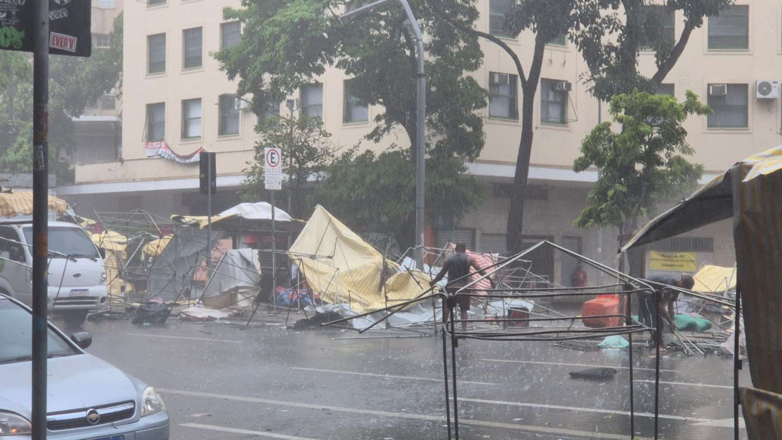Chuva forte é registrada em BH neste domingo (30/8), chegando a derrubar barracas na Feira Hippie, no centro da capital-Jair Amaral/EM/D.A Press