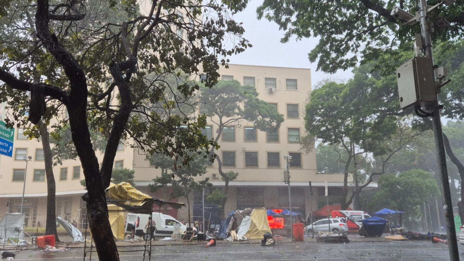 Chuva forte é registrada em BH neste domingo (30/8), chegando a derrubar barracas na Feira Hippie, no centro da capital-Jair Amaral/EM/D.A Press