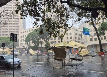 Chuva forte &eacute; registrada em BH neste domingo (30/8), chegando a derrubar barracas na Feira Hippie, no centro da capital -  (crédito: Jair Amaral/EM/D.A Press)