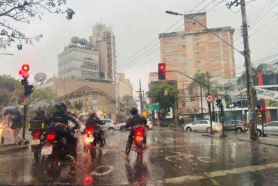 A característica incomum de agosto não ficou restrita às temperaturas. O mês também teve episódios de chuva concentrada -  (crédito: Jair Amaral /EM/D.A.Press)