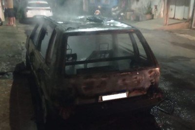 Fiat Uno foi consumido pelas chamas -  (crédito: Divulgaço/CBMMG)