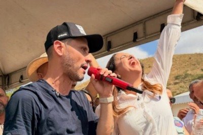 A demonstração de apoio entre Cleitinho e Jackeliny, no entanto, não foi bem recebida por todos os eleitores dos dois políticos -  (crédito: Redes Sociais/Reprodução)