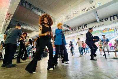 Ali, debaixo do Viaduto Santa Tereza, onde a música e a dança dominam durante toda a programação da Virada -  (crédito: Edesio Ferreira/EM/Press)