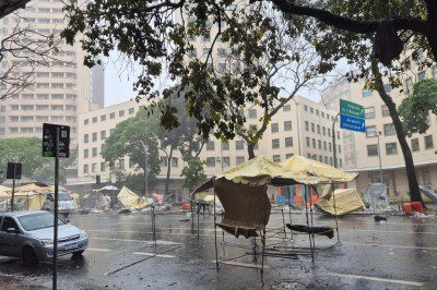 Chuva forte &eacute; registrada em BH neste domingo (30/8), chegando a derrubar barracas na Feira Hippie, no centro da capital -  (crédito: Jair Amaral/EM/D.A Press)