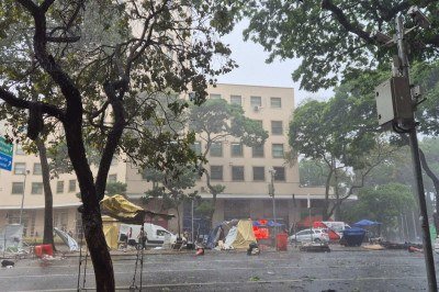 Chuva forte é registrada em BH neste domingo (30/8), chegando a derrubar barracas na Feira Hippie, no centro da capital -  (crédito: Jair Amaral/EM/D.A Press)