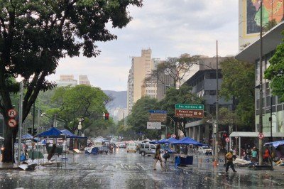 Chuva forte atingiu BH neste domingo (30/08). Na foto, Feira Hippie na Avenida Afonso Pena -  (crédito: Jair Amaral/EM/D.A Press)