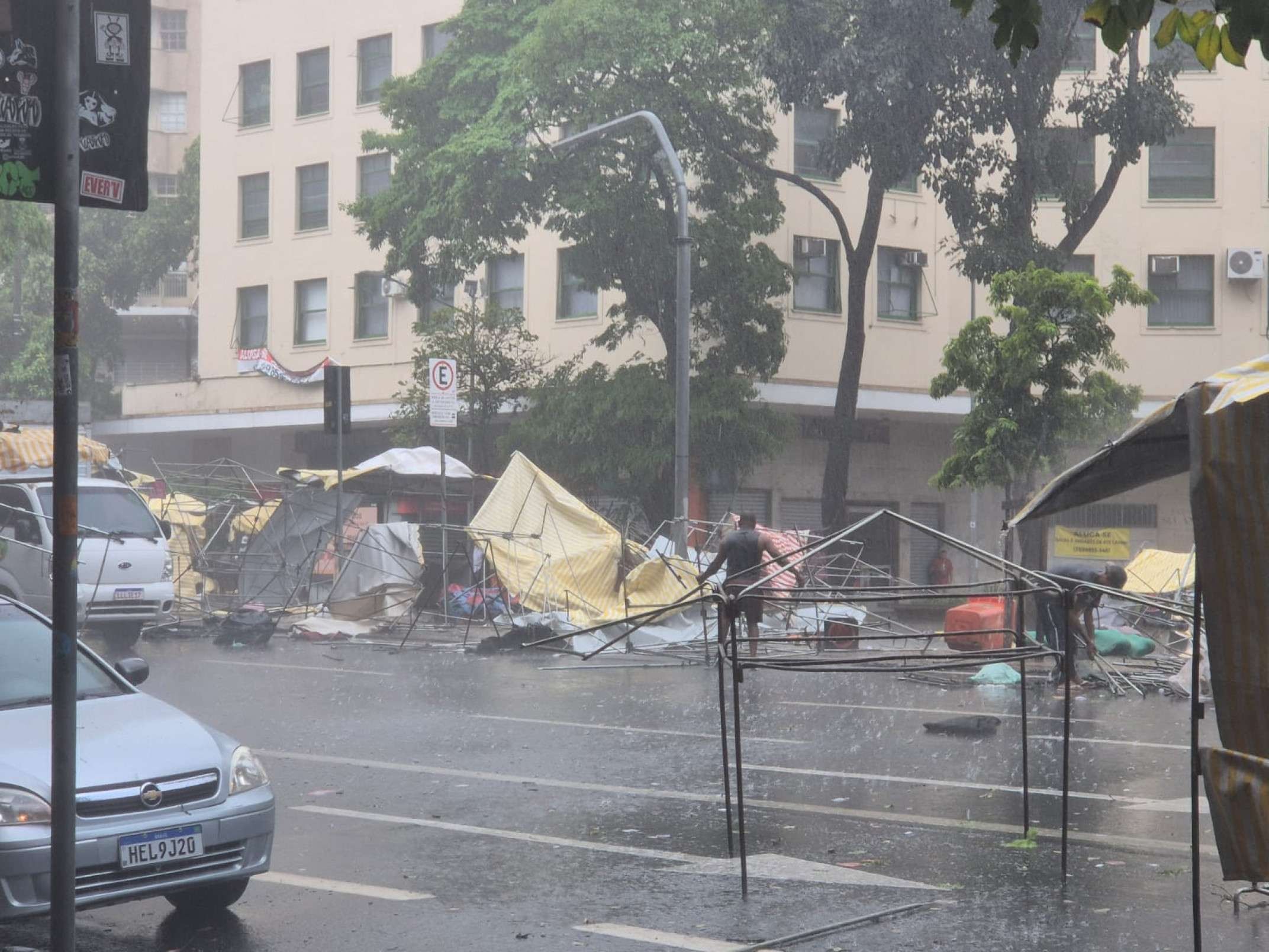 Chuva forte é registrada em BH neste domingo (30/8), chegando a derrubar barracas na Feira Hippie, no centro da capital