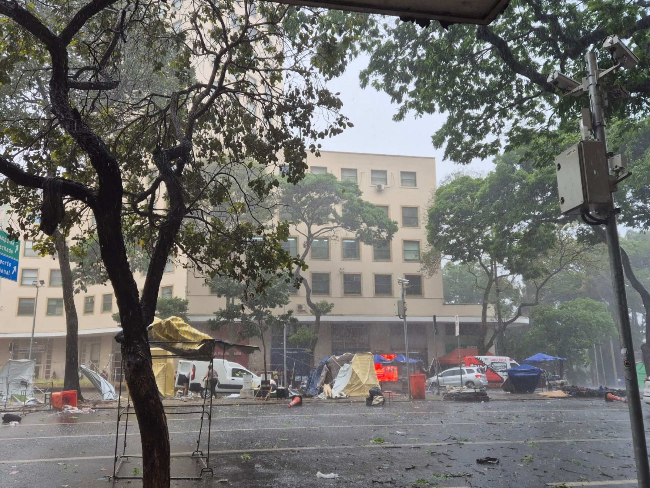 Chuva forte é registrada em BH neste domingo (30/8), chegando a derrubar barracas na Feira Hippie, no centro da capital