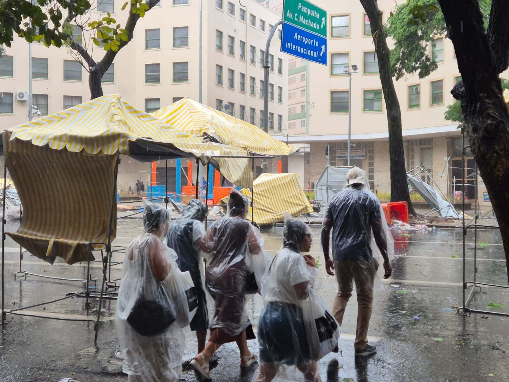 Chuva forte atingiu BH neste domingo (30/08). Na foto, pessoas atravessando a Avenida Afonso Pena